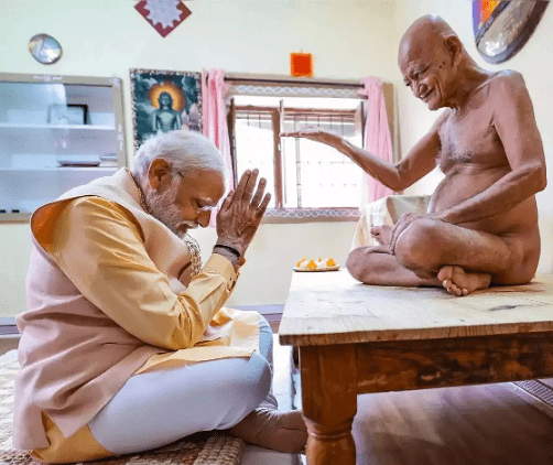 Acharya vidhyasagar ji maharaj with PM Modi